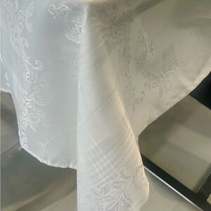 Avon White Jacguard Plaid Tablecloth with Napkins